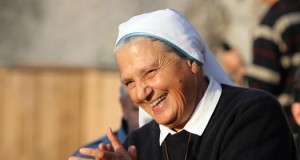 Madre Elvira Petrozzi, la suora che salva i drogati con il rosario