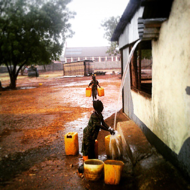 Piove: bimbi e donne raccolgono l'acqua - Women and children collecting water