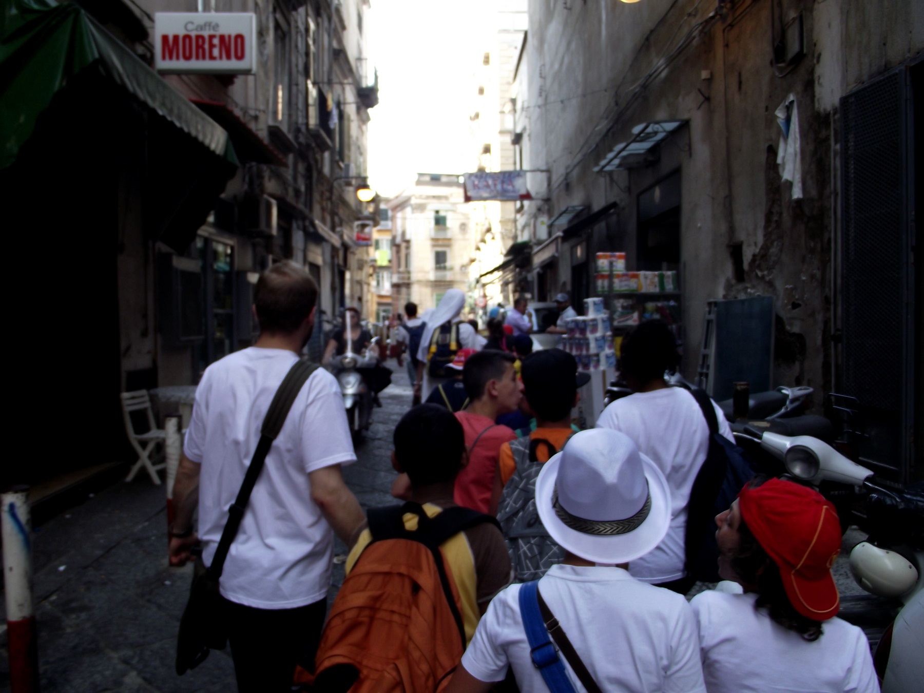 A Napoli, quartieri spagnoli, accanto ai bambini
